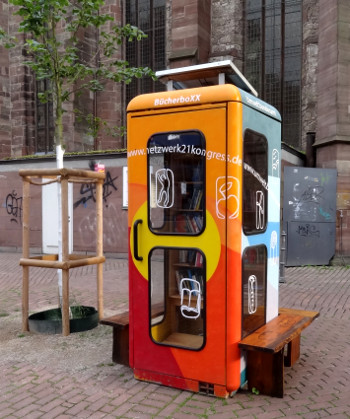 Bücher-Boxx vor der Johanniskirche Bücher-Boxx vor der Johanniskirche