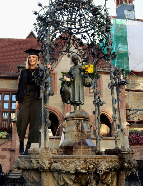 Doktorandin am Gänseliesel Doktorandin am Gänseliesel