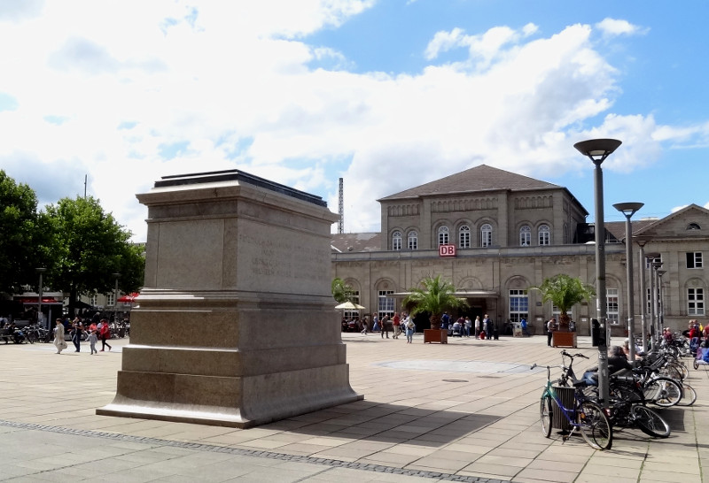 Bahnhof - Denkmal Göttinger Sieben Bahnhof - Denkmal Göttinger Sieben