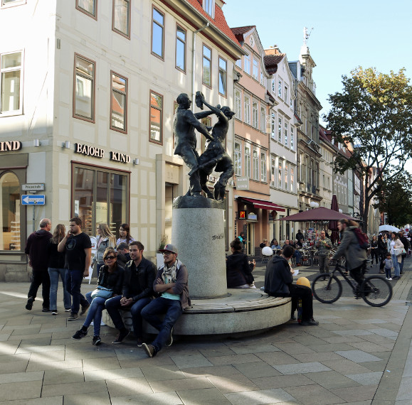 Der Nabel nach der Sanierung der Weender Straße Der Nabel nach der Sanierung der Weender Straße