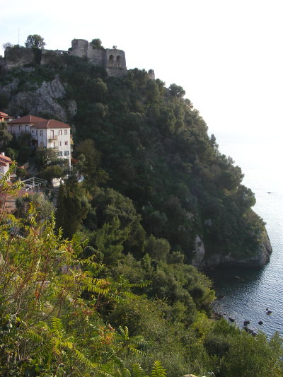 Rückseite des Felsens mit der Burg von Parga