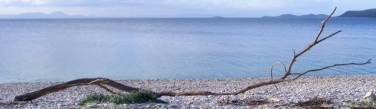 Blaues Meer und weiße Kiesel