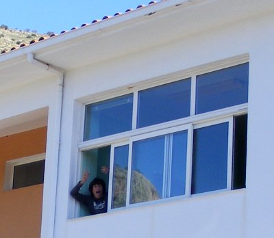 Schüler am offenen Fenster