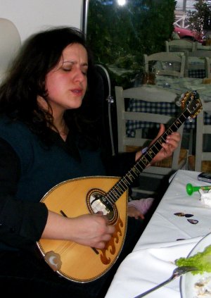 Frau mit Bouzouki
