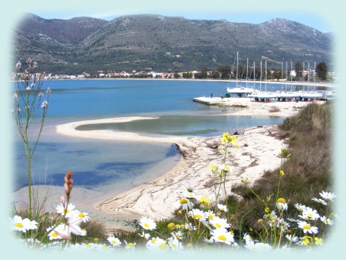 malerische Küste von Plataria