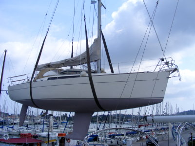 Ein Segelboot wird mit dem Kran gehoben