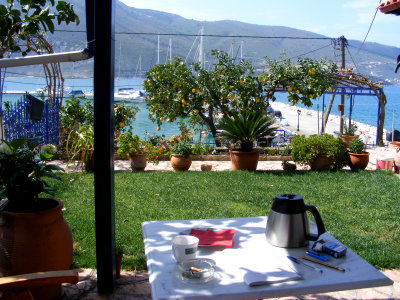 Der Mann von Rosanna, Spiros, hat in den letzten Tagen alle Bäume und Pflanzen zurechtgestutzt. Seitdem ist der Blick auf die Marina und das Meer offener für mich.