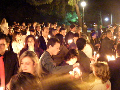 Messe draußen im Kerzenlicht