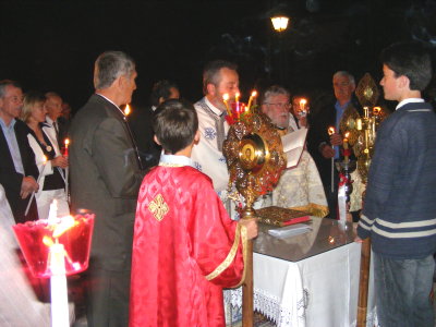 Auf dem Platz vor der Kirche