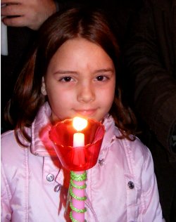Mädchen mit Oster-Kerze