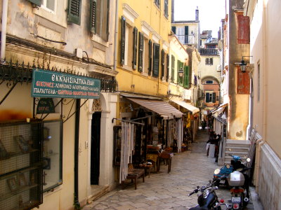 schmale Gasse in Corfu-Town